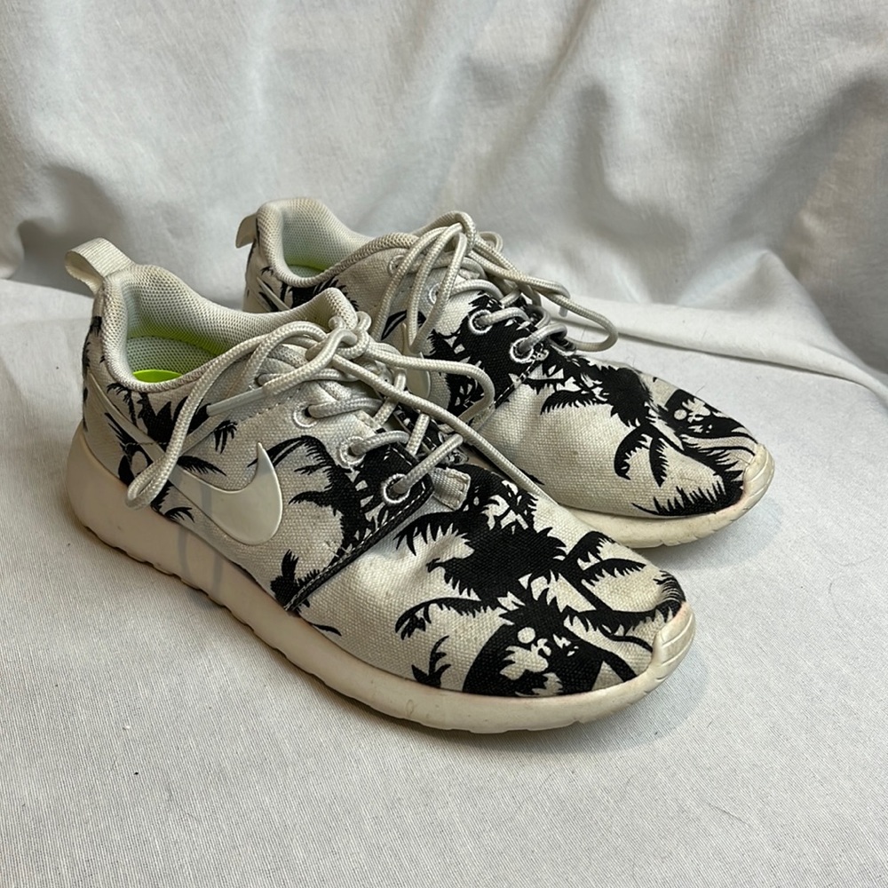 Nike Palm Tree Roshe Run Sneakers